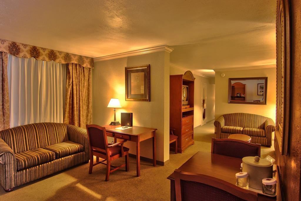 Clarion Inn Conference Center 莫德斯托 外观 照片